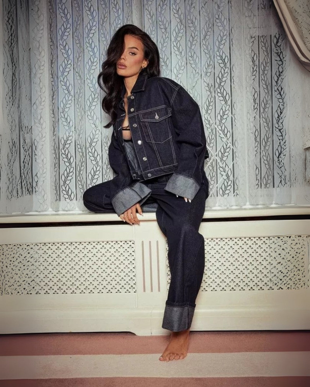 Ensemble denim femme : veste structurée et pantalon long bleu foncé, chic et polyvalent pour un look élégant.